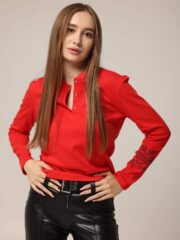 Жіночий джемпер червоного кольору з вишивкою на рукаві