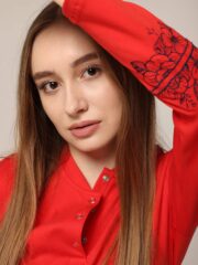 Стильний червоний джемпер жіночий з вишивкою