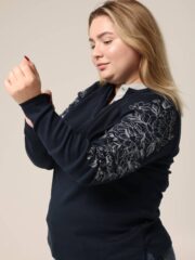 Джемпер жіночий «Квіти шипшини» темно-синій з вишивкою на рукавах
