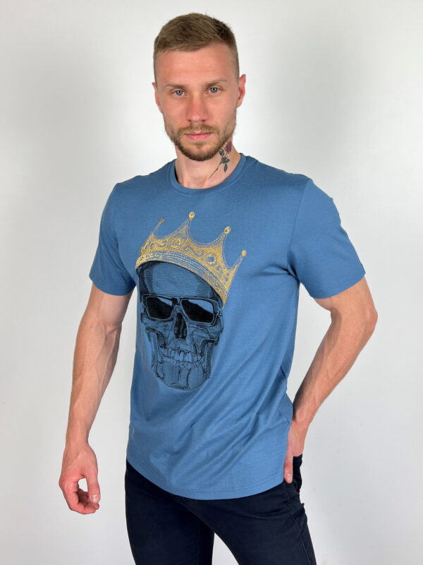 Деталі вишивки на футболці чоловічій денім SKULL