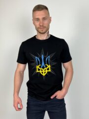 Футболка чоловіча "Тризуб у сонці" чорна з машинною вишивкою