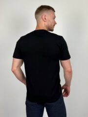 Чоловік у чорній патріотичній футболці з Тризубом хрестиком