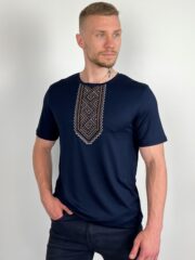 Чоловіча футболка «Подільська» темно-синя, деталі вишивки
