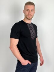 Детальний вигляд Подільської вишивки на чоловічій футболці