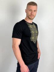 Чоловіча футболка вишиванка «Поліська зірка» чорна на моделі