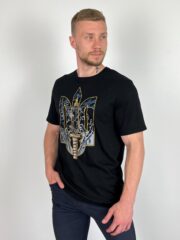 Деталі вишивки на чоловічій футболці чорного кольору