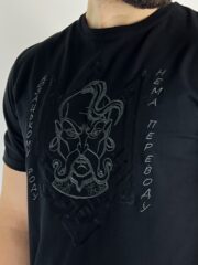 Чоловік у патріотичній футболці Козацькому роду Нема переводу чорній
